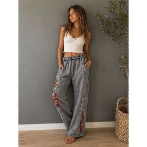 Avani Del Amour Gray Acid Wash Floral Embroidered Jogger Pants Womens Small Boho